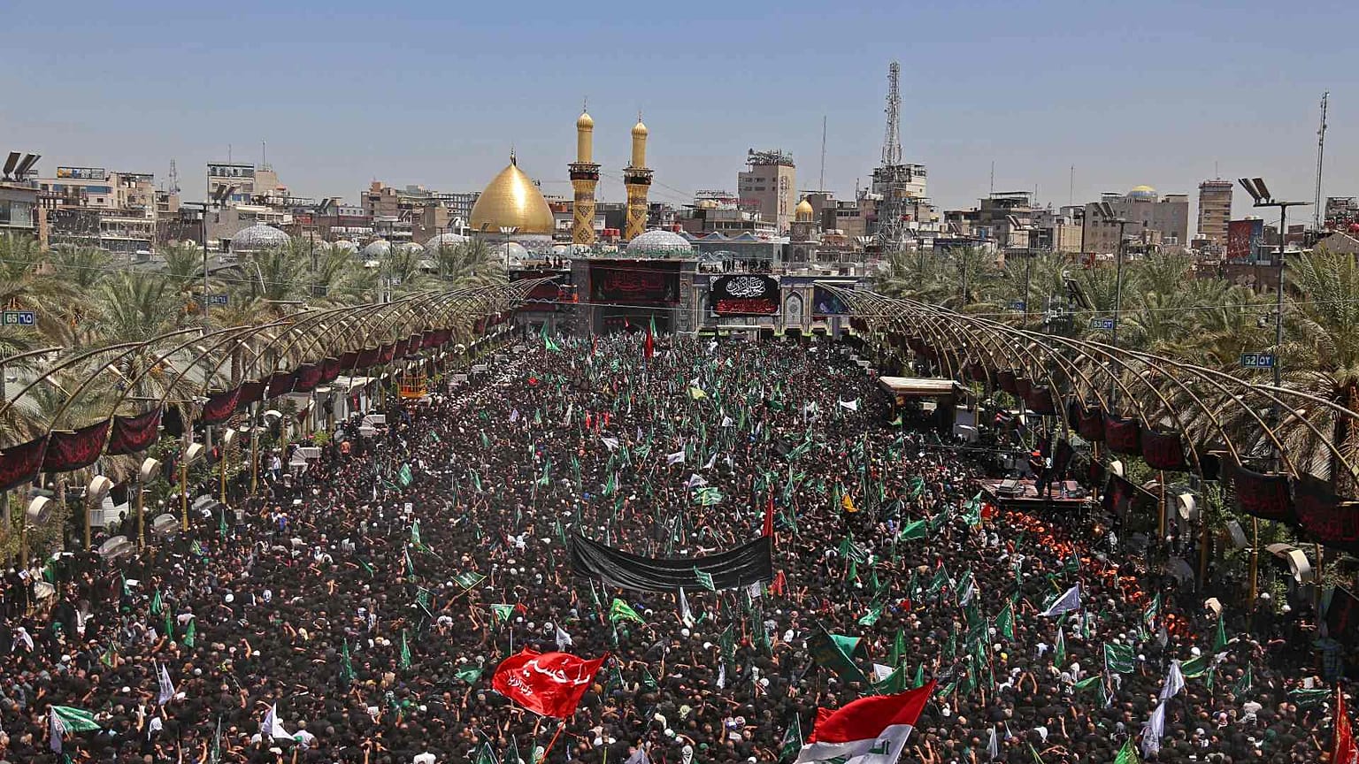 خلال للاحتفال بيوم عاشوراء عند ضريح الإمام الحسين في مدينة كربلاء المقدسة بالعراق، 19 أغسطس 2021