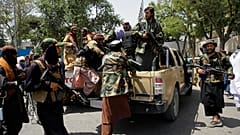 Patrullas de talibanes en Kabul 