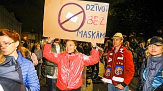 Manifestação em Riga, Letónia, contra a vacinação e uso de máscaras.