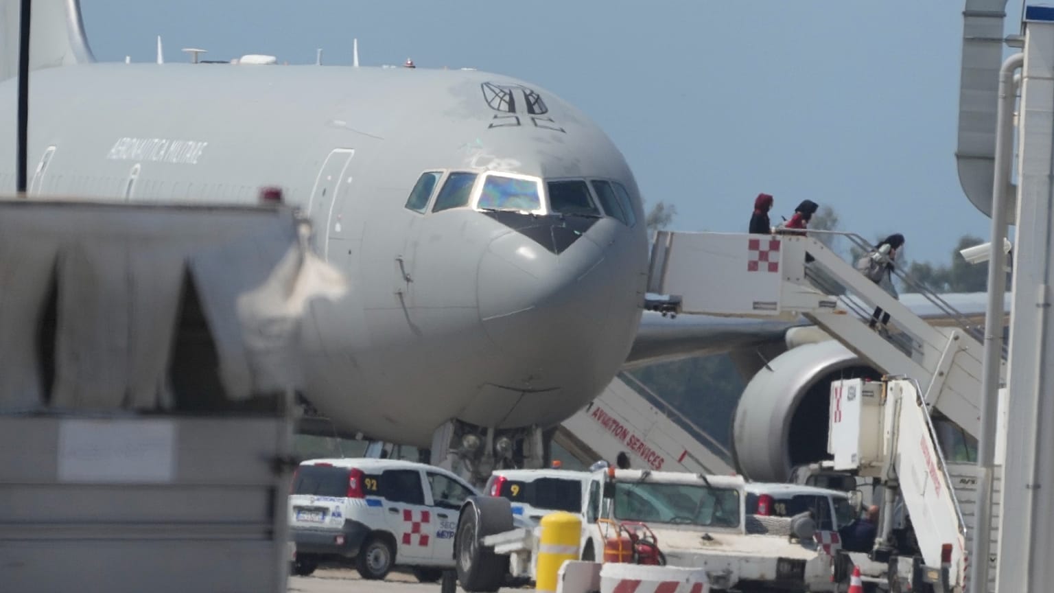 Afganistan'ın başkenti Kabil'den kalkan askeri uçak, İtalya'nın başkenti Roma'ya ulaştı. Uçakta İtalyanların yanı sıra Afgan vatandaşlar da bulunuyor 
