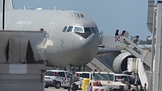 Afganistan'ın başkenti Kabil'den kalkan askeri uçak, İtalya'nın başkenti Roma'ya ulaştı. Uçakta İtalyanların yanı sıra Afgan vatandaşlar da bulunuyor