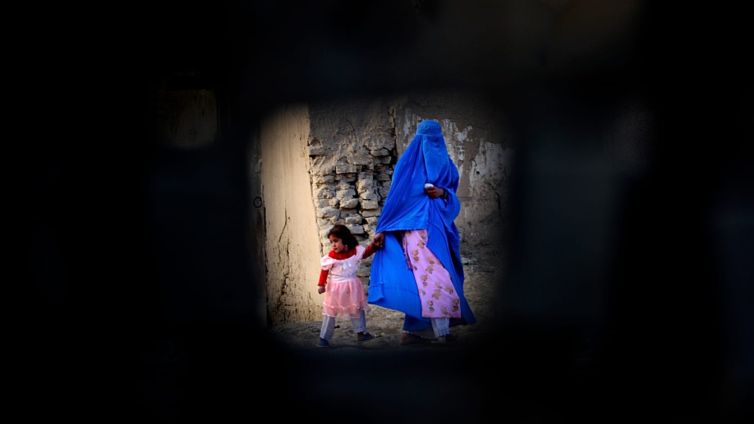 زن افغان به همراه فرزندش