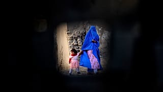 زن افغان به همراه فرزندش