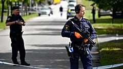 Polizisten vor dem Gymnasium in Eslov, Schweden, 19. August 2021