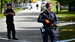 Polizisten vor dem Gymnasium in Eslov, Schweden, 19. August 2021