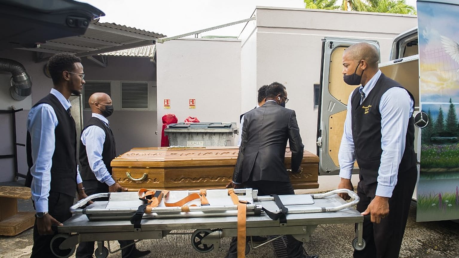 Enterrement d'une personne morte du Covid-19, à Fort-de-France, le 17 août 2021, France