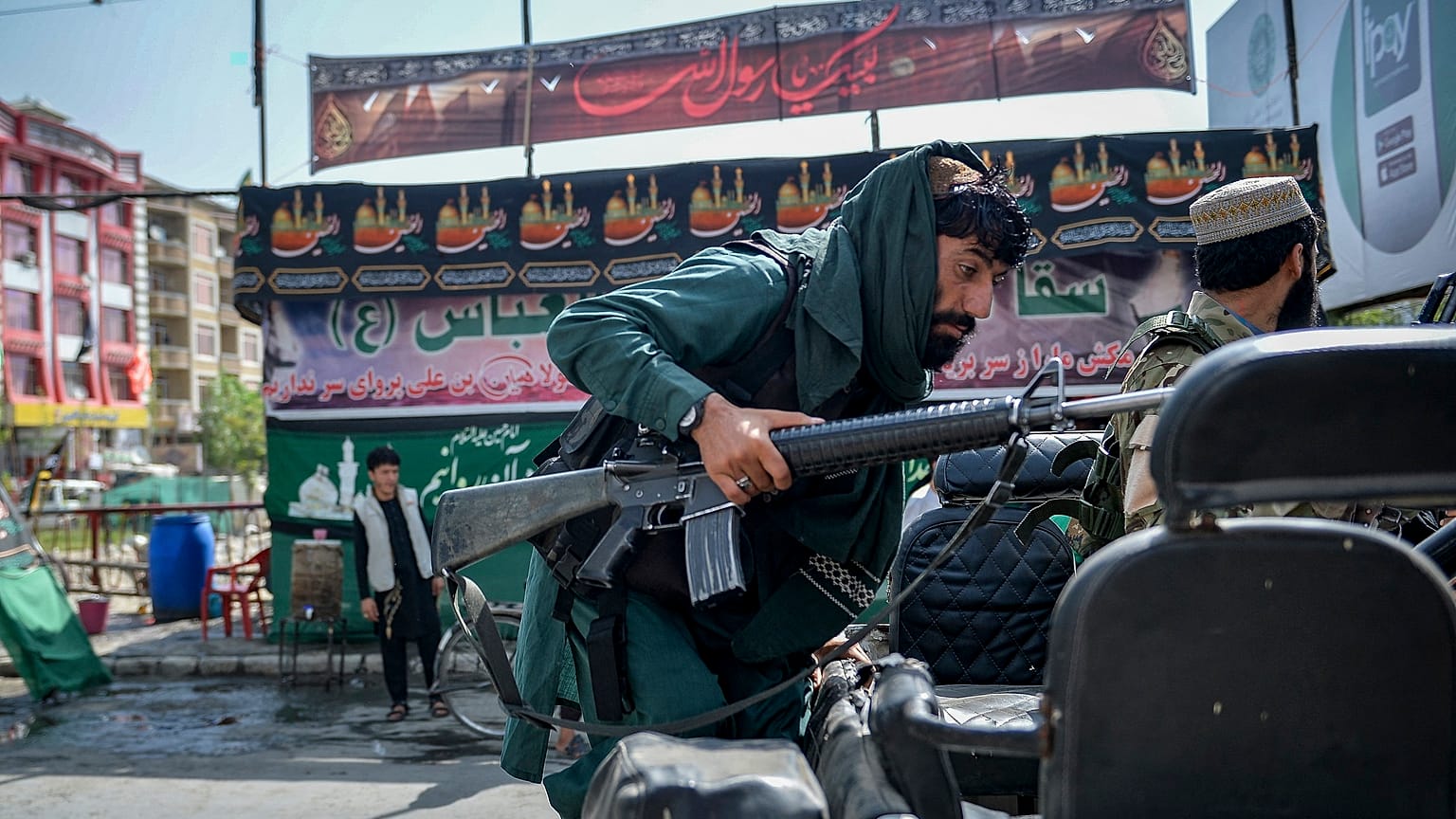 Un guerrigliero talebano a Kabul