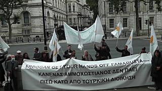 Πικετοφορία έξω από την πρωθυπουργική κατοικία στο Λονδίνο