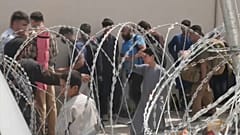 أفغان ينتظرون الترحيل في مطار كابول
