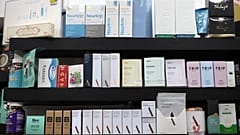 منتجات الكانابيديول أو الكانابيديول على الرف في متجر تشيلسي هيلث في لندن -  16 أ آب / غسطس 2021