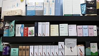 منتجات الكانابيديول أو الكانابيديول على الرف في متجر تشيلسي هيلث في لندن - 16 أ آب / غسطس 2021