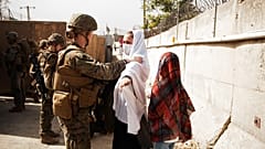 Afghanistan: Demonstrierende trotzen Taliban mit Nationalflagge - Chaos am Flughafen