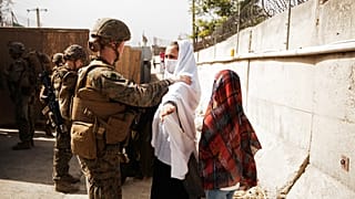 Les Afghans défient les talibans et manifestent avec le drapeau national