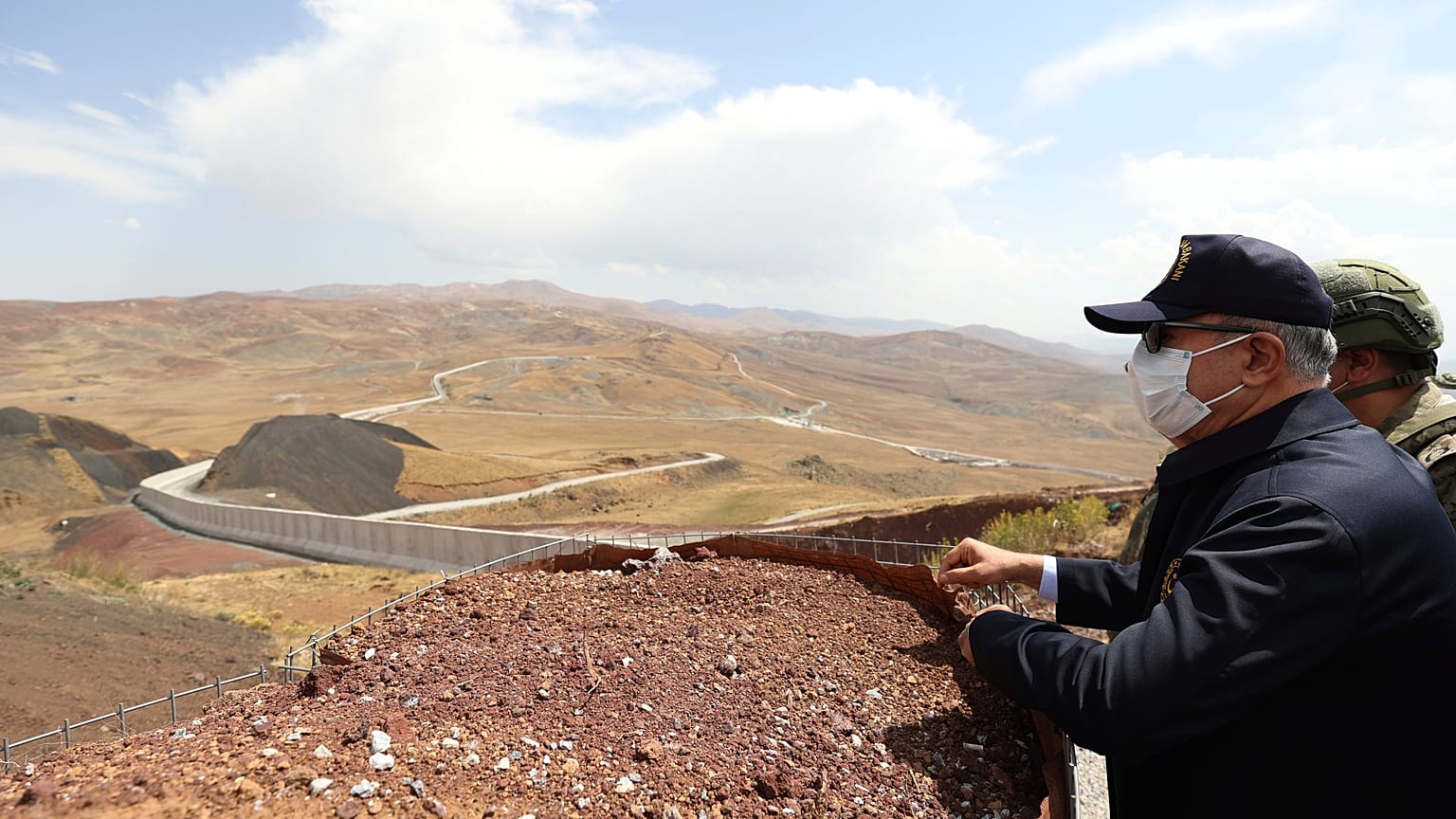 Der türkische Verteidigungsminister Hulusi Akar am Sonntag an der Mauer