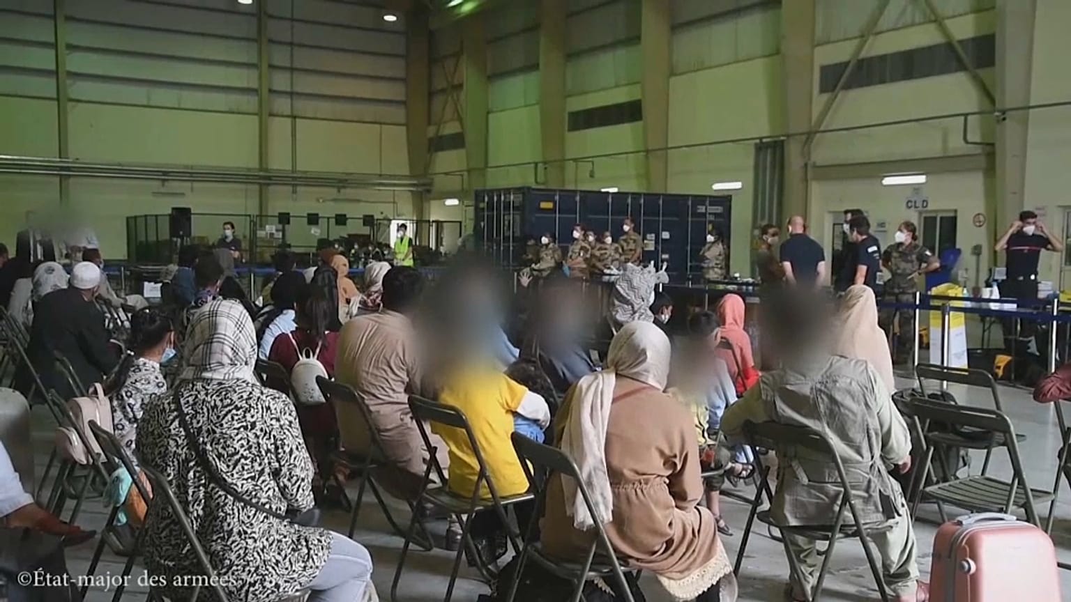 200 Français et Afghans attendent leur vol direction la France.