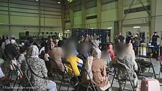 200 Français et Afghans attendent leur vol direction la France.