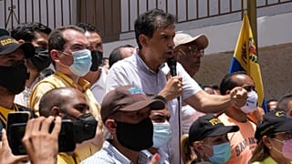 El candidato opositor a la gobernación del estado de Miranda, Carlos Ocaríz, hace campaña en una barriada de Caracas, Venezuela, el 19 de agosto de 2021.