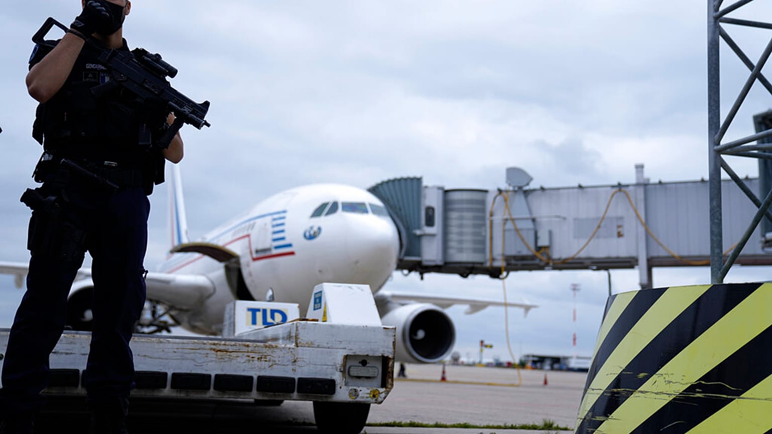 Egy csendőr őrzi a Kabulból érkező kormányrepülőgépet a Roissy Charles Gaulle repülőtéren