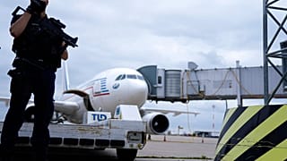 Egy csendőr őrzi a Kabulból érkező kormányrepülőgépet a Roissy Charles Gaulle repülőtéren