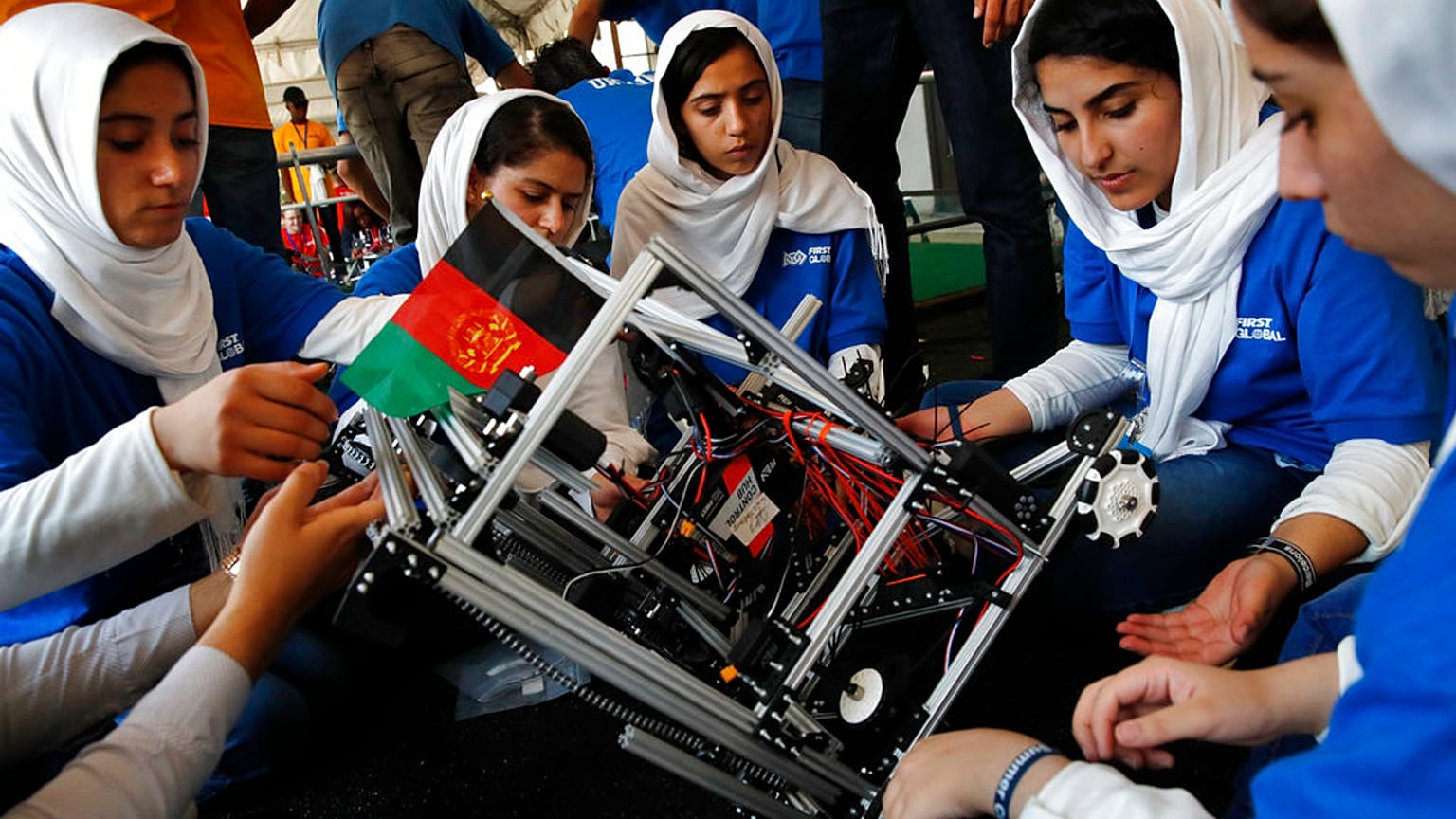 Mädchen aus Afghanistan, die bei Wettbewerb zu Robotertechnik mitmachen
