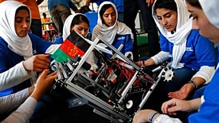 Mädchen aus Afghanistan, die bei Wettbewerb zu Robotertechnik mitmachen