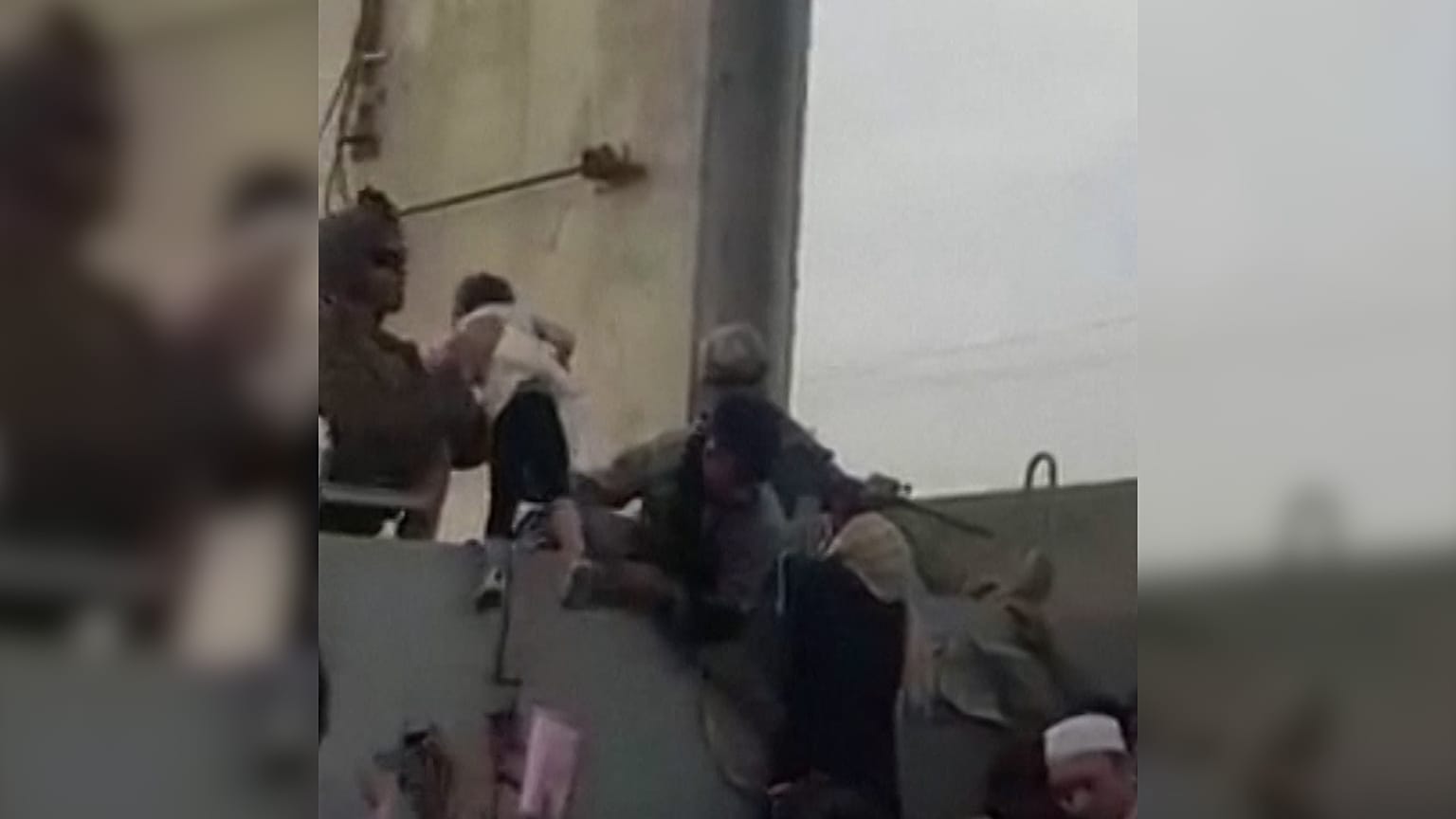 Sosyal medyada binlerce kez paylaşılan trajik görüntü, örgütten korkan ve 'yeni bir hayata' başlamak isteyen ailelerin çaresizliklerini gözler önüne serdi