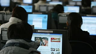 أشخاص يتصفحون الإنترنت في مقهى إنترنت في شنيانغ بمقاطعة لياونينغ شمال شرقي الصين، 6 مارس / آذار 2008