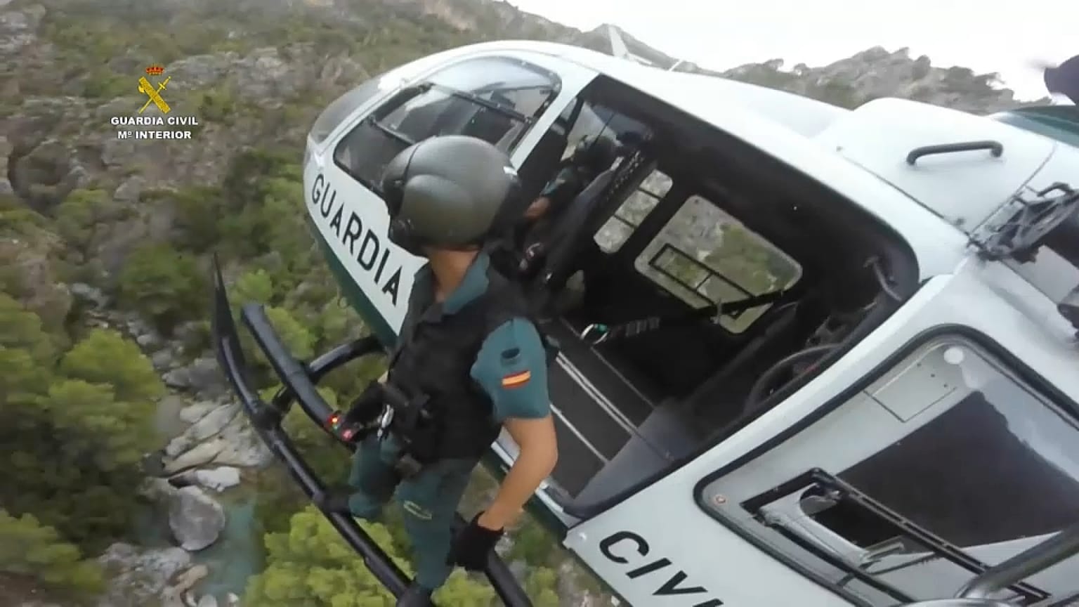 Miembro de la Guardia civil española en medio de una operación de rescate, Granada, España. 