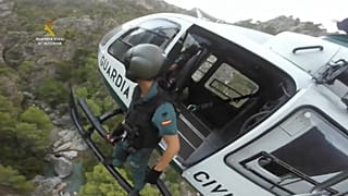 Miembro de la Guardia civil española en medio de una operación de rescate, Granada, España.