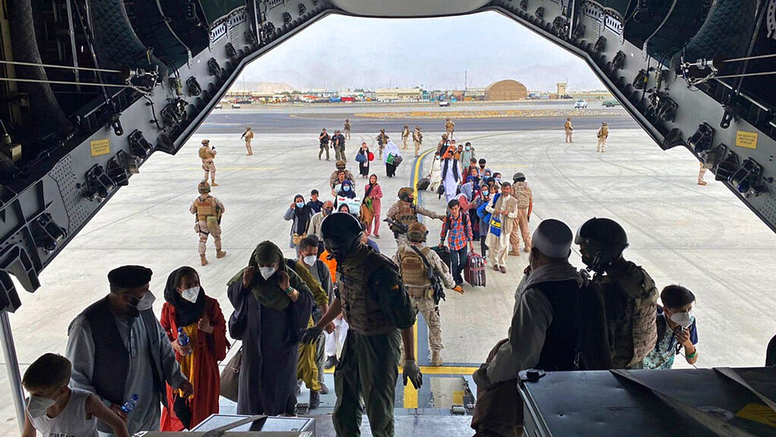Des personnes embarquent à bord d'un A400M de l'armée espagnole, à Kaboul, Afghanistan, le 18 août 2021
