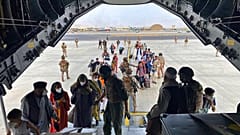 Des personnes embarquent à bord d'un A400M de l'armée espagnole, à Kaboul, Afghanistan, le 18 août 2021
