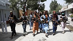 يقوم مقاتلو طالبان بدورية في حي وزير أكبر خان في مدينة كابول ، أفغانستان، الأربعاء 18 أغسطس/آب 2021