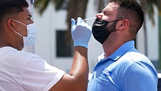 ABD'nin Miami şehrinde yapılan PCR testinden bir kare.