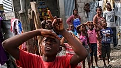 Des sinistrés du séisme guettent l'arrivée d'un hélicoptère transportant de l'aide humanitaire - Près des Cayes (Haïti), le 19/08/2021
