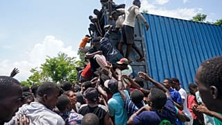 Los residentes saquean un camión cargado de suministros de ayuda en Vye Terre, Haití, el 20 de agosto de 2021.