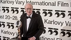 Sir Michael Caine reçoit le Globe de cristal pour sa contribution artistique au cinéma mondial au Festival International du Film Karlovy vary en République tchèque le 22/08/21