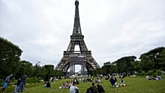 بالقرب من برج إيفل في باريس، 16 حزيران /  يوليو 2021