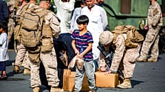 Soldados estadounidenses distribuyen comida en el aeropuerto de Kabul