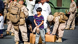 Soldados estadounidenses distribuyen comida en el aeropuerto de Kabul