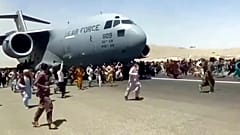 مئات الأشخاص يركضون جنباً إلى جنب مع طائرة نقل تابعة للقوات الجوية الأمريكية أثناء تحركها على مدرج المطار الدولي في كابول - 16 آب / أغسطس 2021
