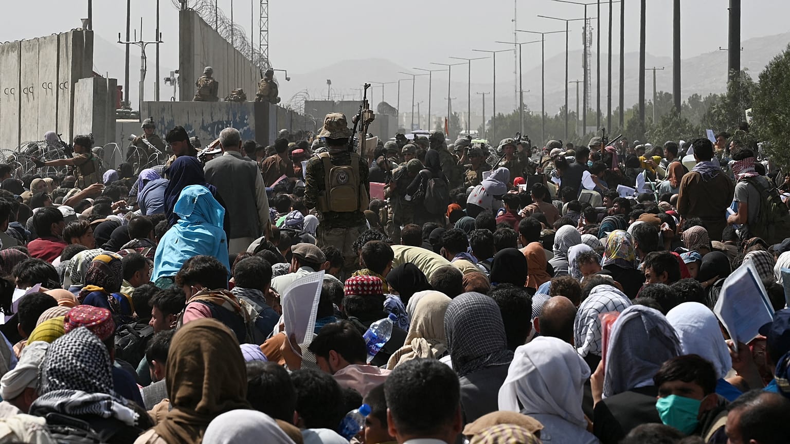 La calca fuori dall'Aeroporto di Kabul