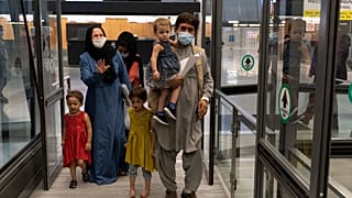 Familias afganas evacuadas de Kabul llegan a Washington