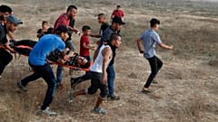 متظاهرون ينقلون جريحا، قطاع غزة