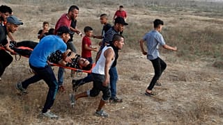 متظاهرون ينقلون جريحا، قطاع غزة