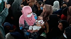 نساء ينتظرن داخل مكتب الجوازات في كابول، أفغانستان.