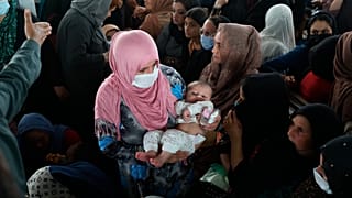 نساء ينتظرن داخل مكتب الجوازات في كابول، أفغانستان.