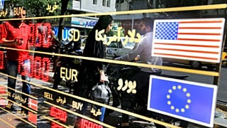 ویترین یک مغازه صرافی در تهران