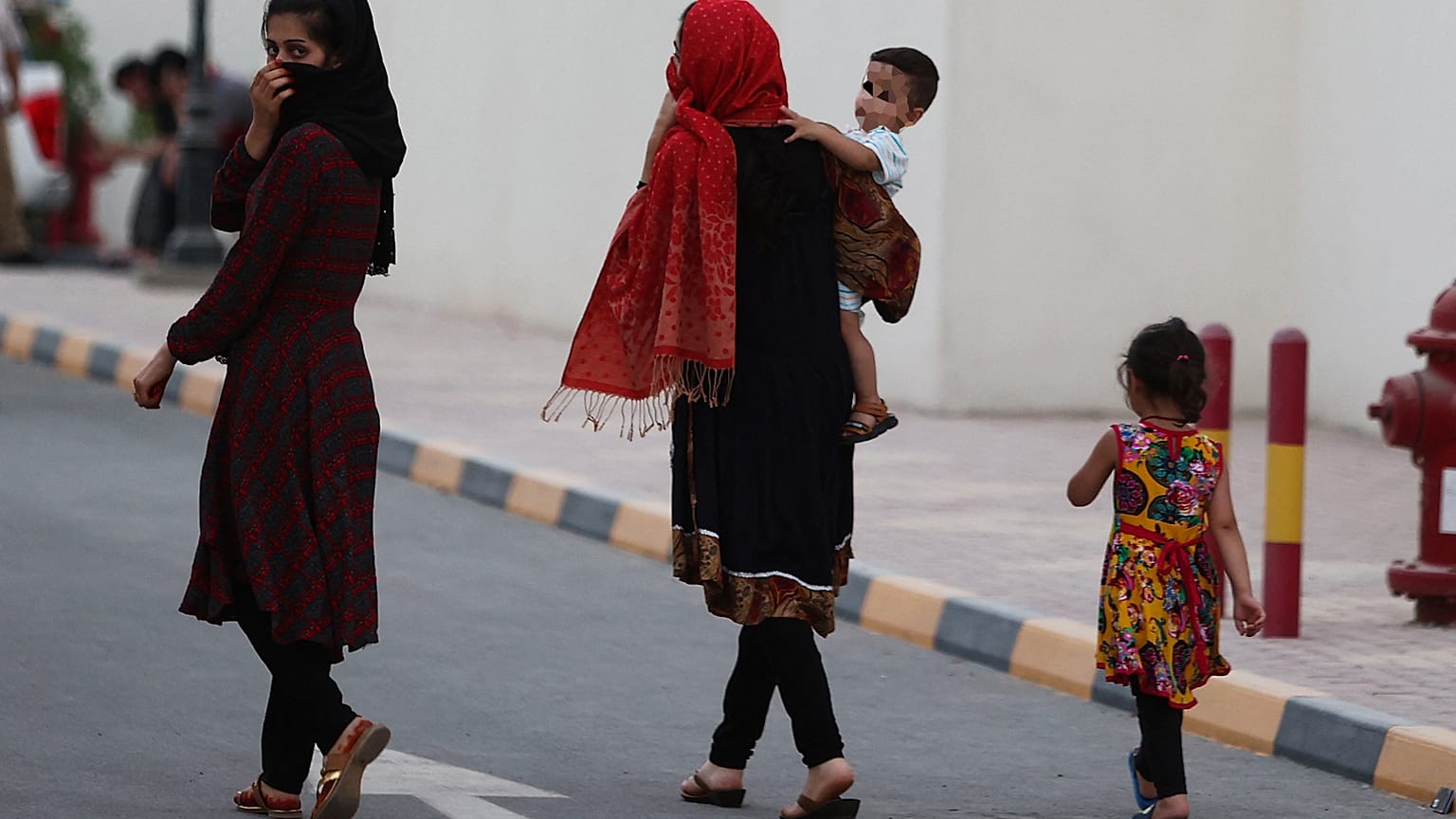 لاجئون أفغان يتجولون في مجمع في الدوحة