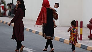 لاجئون أفغان يتجولون في مجمع في الدوحة