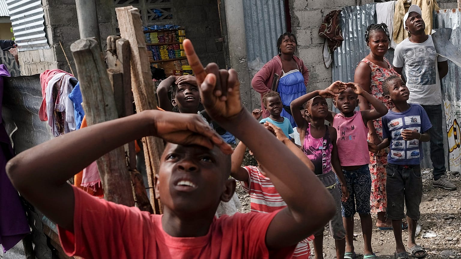HAITÍ | El reparto informal de ayuda humanitaria provoca el caos entre familias desplazadas 
